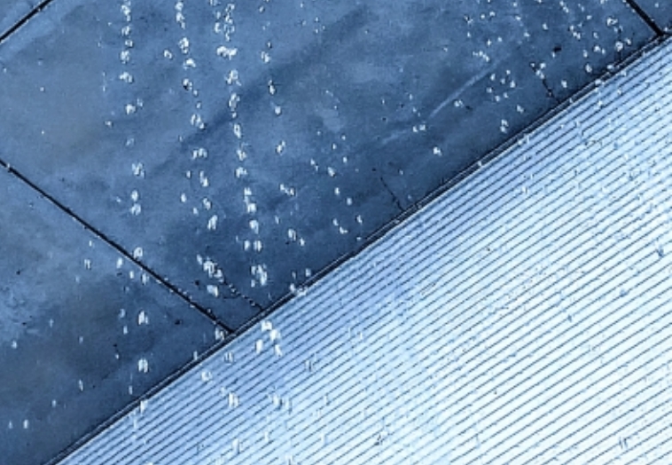 強い雨の時ポタポタ音がする