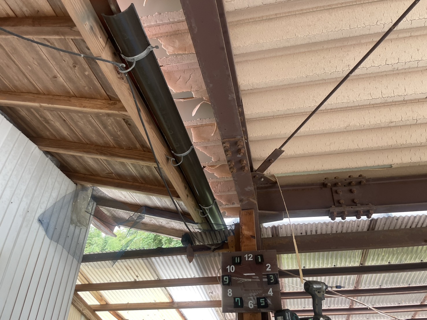 隙間から大雨が降ったら雨が落ちるので大型樋に雨樋交換工事