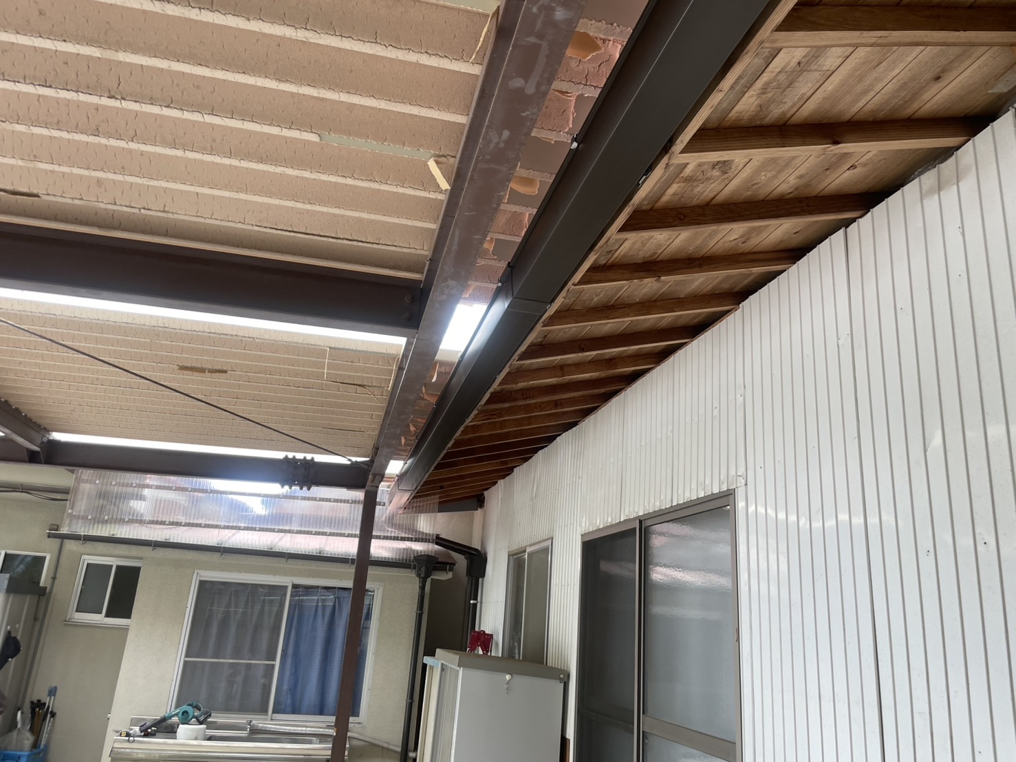 隙間から大雨が降ったら雨が落ちるので大型樋に雨樋交換工事