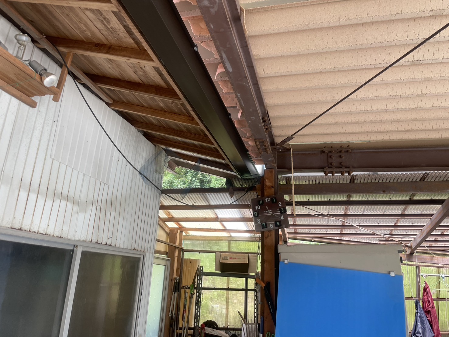 隙間から大雨が降ったら雨が落ちるので大型樋に雨樋交換工事