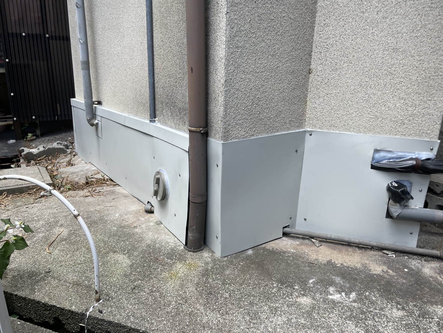 動物等が入ってくるから板金で壁補修