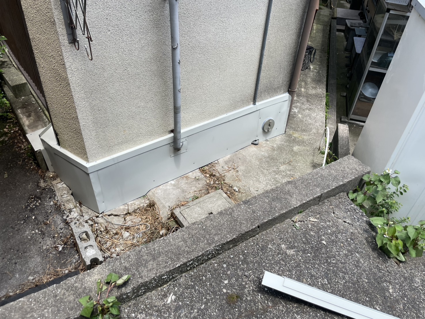 動物等が入ってくるから板金で壁補修